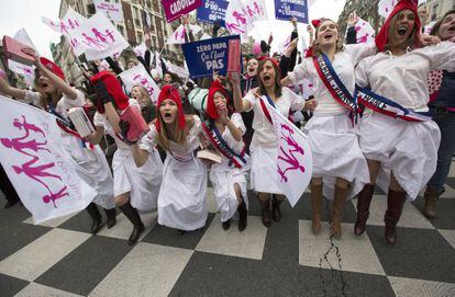 Manifestantes contra el matrimonio gay en París este domingo.