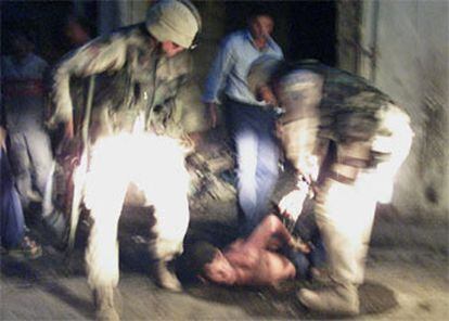 Soldados estadounidenses detienen a un sospechoso en Bagdad.