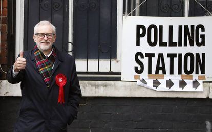 Jeremy Corbyn, tras votar en un colegio electoral en Islington, al norte de Londres.