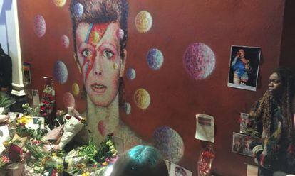 Recuerdos ante el mural dedicado a Bowie en Brixton.