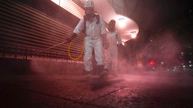 Trabajadores sanitarios desinfectan las calles en Caracas, Venezuela.