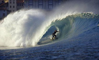 Un surfista toma una ola en Mundaka, uno de los enclaves más famosos del mundo para los aficionados a este deporte.