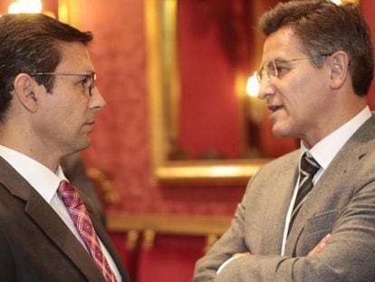 El portavoz del PSOE, Paco Cuenca (izquierda), y el de Ciudadanos, Luis Salvador, en el Ayuntamiento de Granada.