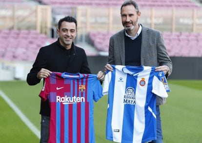 Xavi y Vicente Moreno, este viernes con las camisetas del Barça y el Espanyol.
