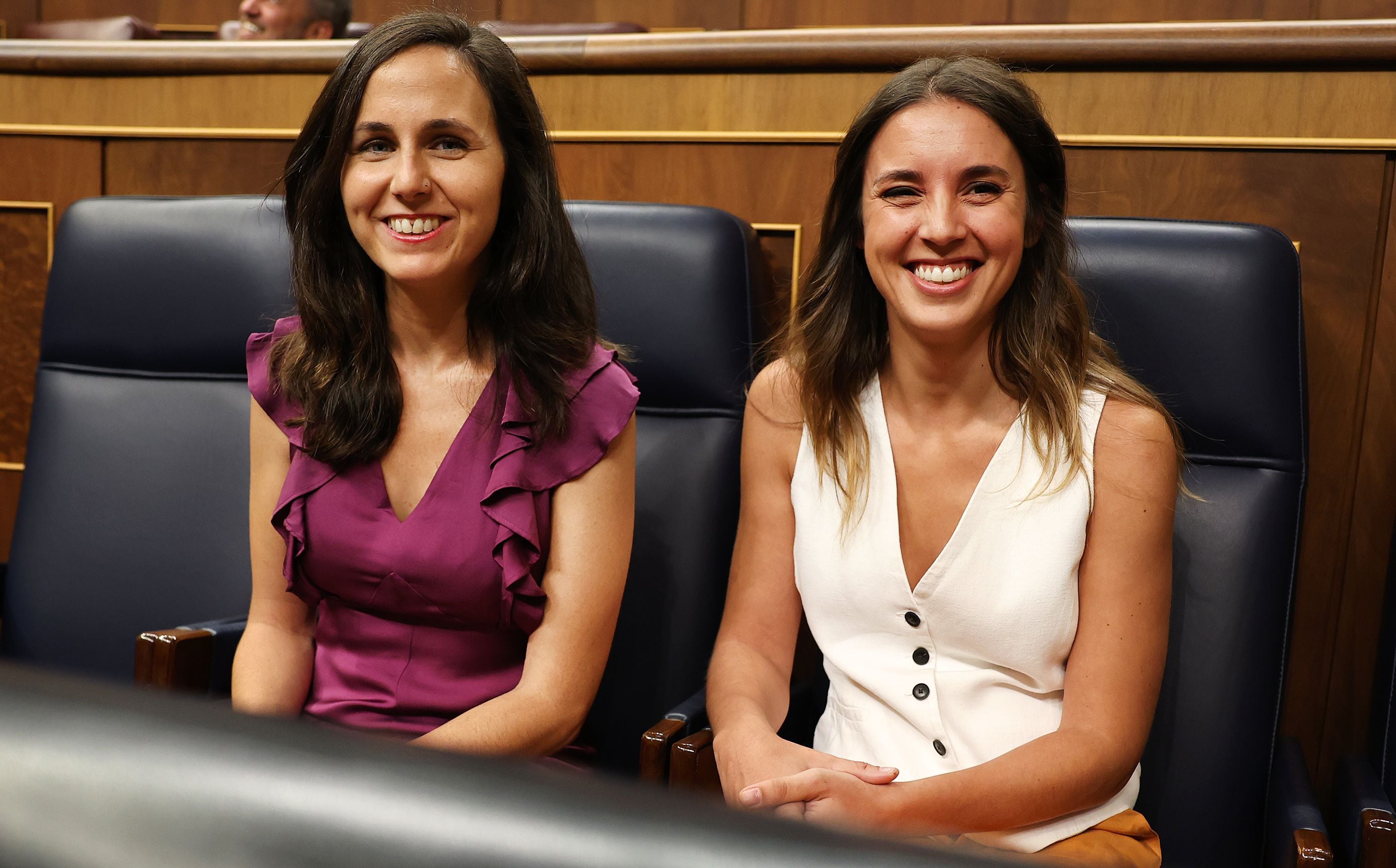 Las ministras en funciones Ione Belarra, de Derechos Sociales, e Irene Montero, de Igualdad, en el Congreso.