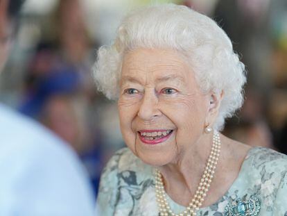 La Reina Isabel II durante una visita a un centro de paliativos.