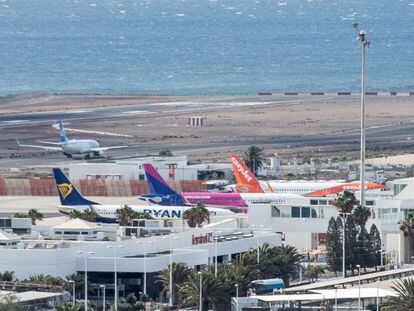 Varios aviones estacionados en el aeropuerto César Manrique de Lanzarote.
