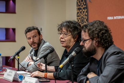 Gabriela Warkentin conversa con Javier Lafuente y Eliezer Budasoff durante la presentación del libro ´Rabia´. 