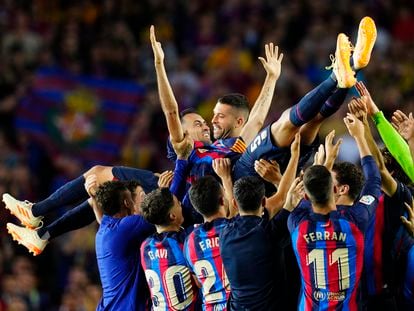 Jordi Alba y Sergio Busquets son manteados por los jugadores del Barcelona tras la victoria ante el Mallorca en la Liga, en el Camp Nou este domingo.