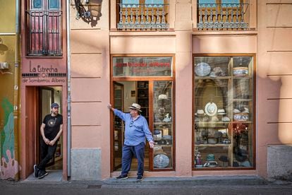 Rafal Albero y su hijo, del mismo nombre, en la fachada de la nueva tienda de La Estrecha de Sombreros Albero. 