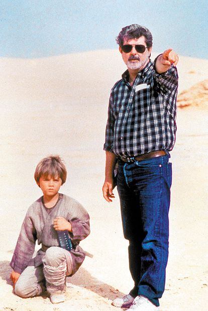 <b>George Lucas, en un rodaje con Jake Lloyd, que interpreta al joven Anakin Skywalker.</b>