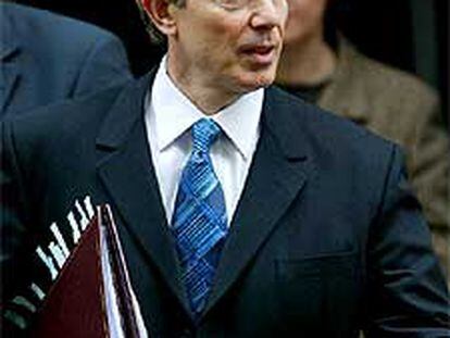 Tony Blair abandona su residencia para dirigirse a la Cámara de los Comunes.