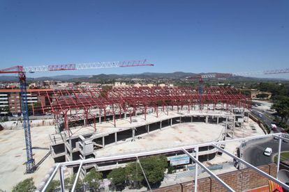 Obras del centro comercial paralizadas desde el verano pasado.