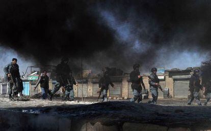 La policia afgana llega a la zona de los altercados de las protestas en Kabul.