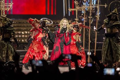 Samuráis, equilibristas, monjas con poca ropa, guiños sexuales, coreografías espectaculares y toreros. Todo eso y mucho más ha ofrecido Madonna en su concierto en Barcelona.