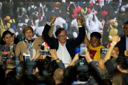 Gustavo Petro, su fórmula vicepresidencial Francia Marquez (derecha) y su esposa Veronica Alcocer la noche de elecciones en Bogotá.