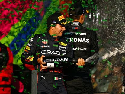 Checo Pérez celebra su segundo lugar en el Gran Premio de Australia, este domingo en Melbourne.