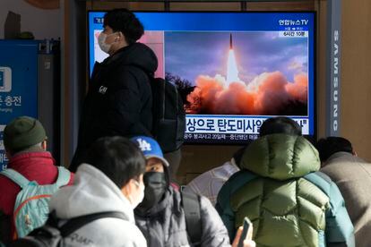 Un grupo de personas en Seúl contemplan una imagen de archivo de un lanzamiento de misil norcoreano este domingo
