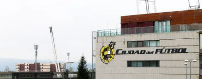 Exterior de la Ciudad del F&uacute;tbol, en Las Rozas. 