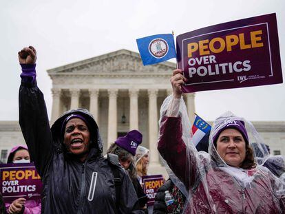 Miembros de la Liga de Mujeres Votantes, una organización de apoyo al derecho al voto, este miércoles, ante el Tribunal Supremo de Estados Unidos, en Washington.
