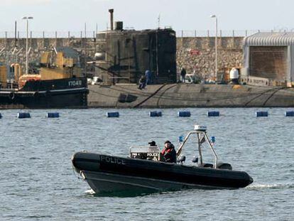 Una patrulla de la policía gibraltareña vigila el submarino <i>Sceptre </i>mientras es reparado.