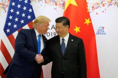 Donald Trump shakes y Xi Jinping, el sábado en Osaka (Japón).