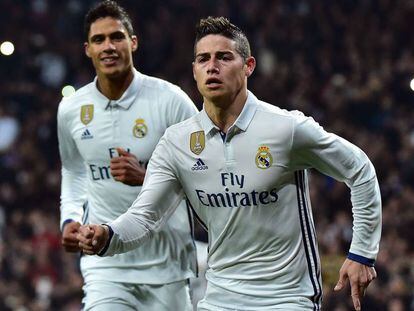 James celebra uno de los goles, seguido por Varane.