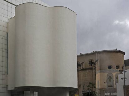 El Macba y detrás la capilla de la Misericòrdia.