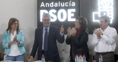 José Antonio Griñán recibe las felicitaciones de su ejecutiva.