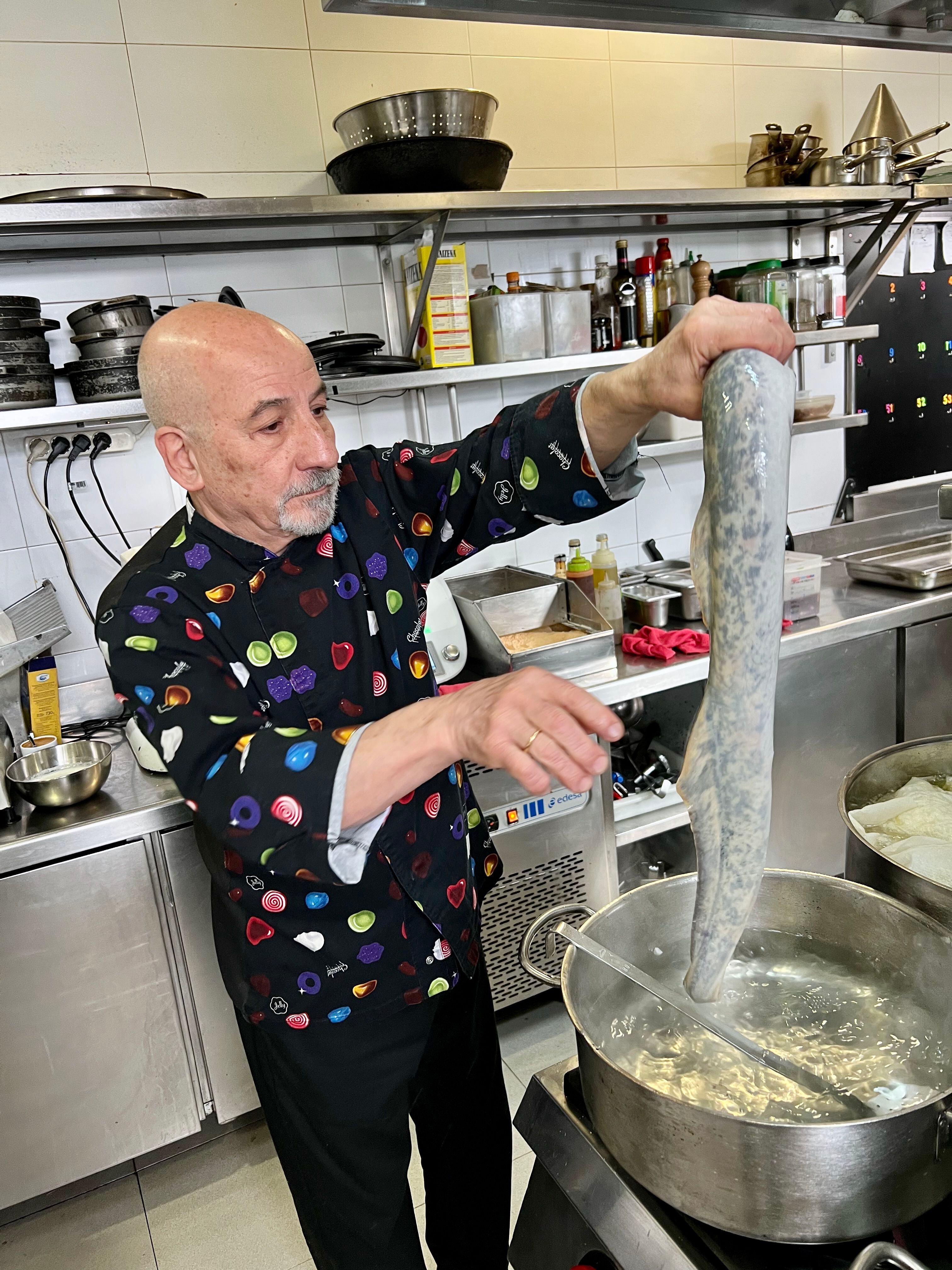 Paco Pereira, cocinero jefe del restaurante madrileño Sal Negra, preparando una lamprea. 