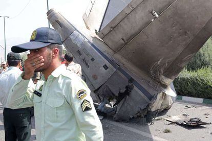 Restos del avi&oacute;n estrellado, en el aeropuerto de Teher&aacute;n, el 10 de agosto de 2014.