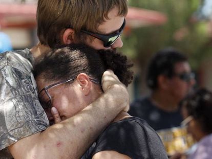Dos personas se abrazan tras el tiroteo de El Paso (Texas, EE UU).