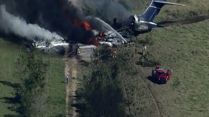 Avión con 21 personas a bordo se estrella en Texas.