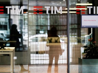 El logo de TIM en la sede de la teleco en Roma.