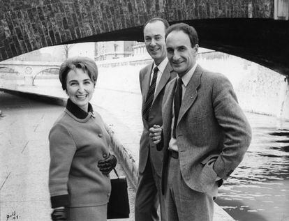 Pablo Palazuelo, Pilar Belzunce y Eduardo Chillida en París, en 1961. Cortesía de Chillida Leku.