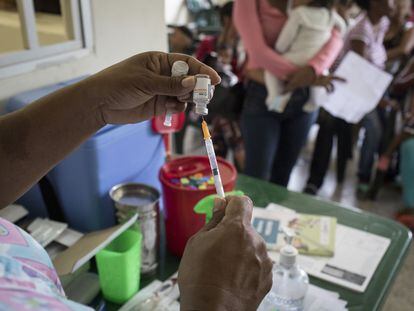 Una enfermera prepara una dosis en una clínica de Maicao, La Guajira (Colombia).