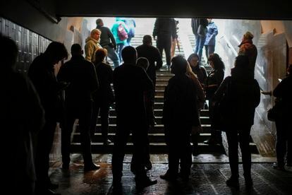 El ataque se ha producido en hora punta, lo que ha provocado un número de víctimas aún por concretar, sobre todo de transeúntes y personas que se dirigían a sus puestos de trabajo. En la imagen, civiles se refugian en la entrada de una estación de metro, minutos después del ataque ruso sobre la capital ucrania. 