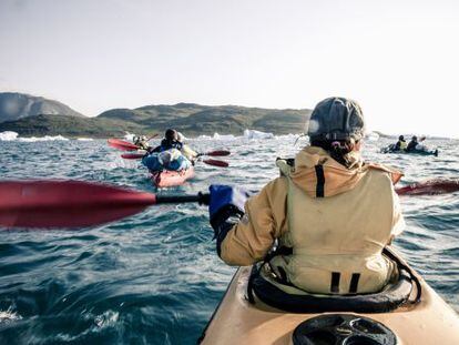 Una ruta en kayak de mar frente a la costa de Groenlandia.