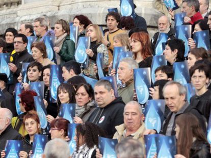 Miembros de Tantaz tanta, en una concentración ante el Ayuntamiento de Bilbao.
