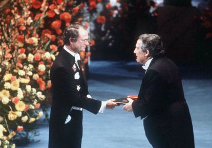 En Estocolmo el escritor Octavio Paz recibe el Premio Nobel de Literatura de manos del Rey Carlos Gustavo de Suecia.