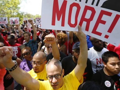 Trabajadores de McDonald's reclamando subidas salariales ante la sede de la empresa, en Washington (EE UU).