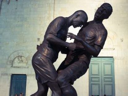 La estatua de Zidane y Materazzi cuando fue expuesta en Italia. 