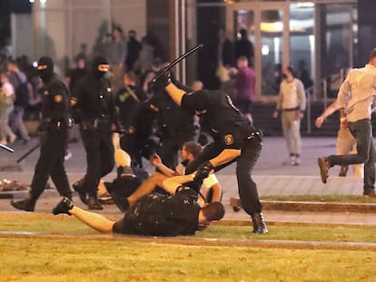 Los antidisturbios cargan contra los manifestantes en la madrugada del domingo al lunes en Minsk.