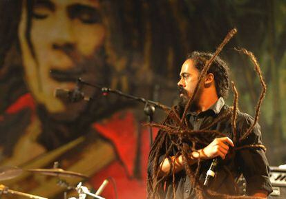El m&uacute;sico Damian Marley actuando en el festival de m&uacute;sica &quot;reggae&quot; Rototom, en Benic&agrave;ssim (Castell&oacute;n), en 2013.