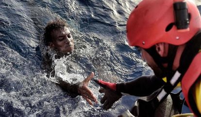 Un migrante es rescatado en el mar Mediterr&aacute;neo por una ONG. 