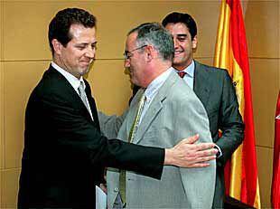 José Manuel Torrecilla (izquierda) recibía ayer la felicitación de José Cabrera en presencia de José Ignacio Echániz.