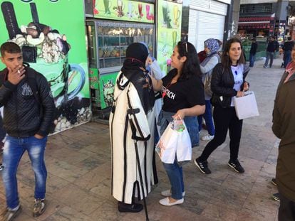 Una feminista del grupo #masaktach (‘Yo no me callo’) ofrece un silbato contra el acoso a una señora, el 10 de noviembre en Rabat.