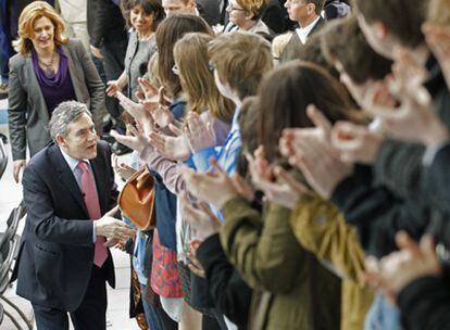 El primer ministro británico, Gordon Brown, saluda a delegados laboristas.
