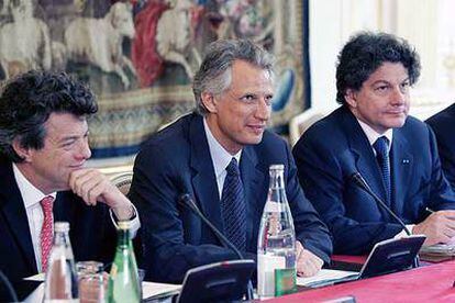 Villepin, junto al ministro de Trabajo, Jean-Louis Borloo (izquierda), y de Economía, Thierry Breton, en junio pasado.