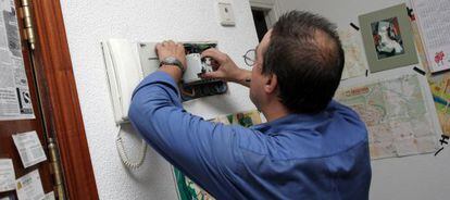 Un operario revisa un cuadro eléctrico.